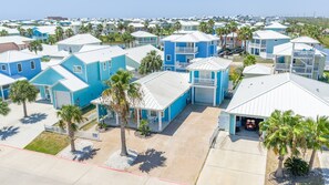 Exterior - Coconut Hut - Pet Friendly! Boardwalk to the Beach! - Pet Friendly! Boardwalk to the Beach! (Port Aransas)
