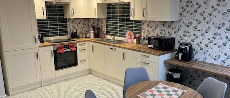 ثلاجة، ميكروويف، فرن، موقد طهي مسطح