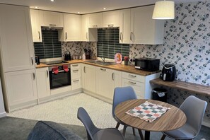 Fridge, microwave, oven, stovetop - Sleeps 4 With Ensuite and Free Parking (Lincoln)