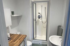 Combined shower/bathtub, deep-soaking bathtub, hair dryer, towels - Sleeps 4 With Ensuite and Free Parking (Lincoln)