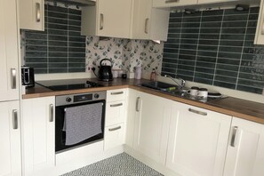 ตู้เย็น, ไมโครเวฟ, เตาอบ, เตาประกอบอาหาร