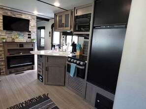 Fridge, microwave, oven, stovetop - RV w/ Hot Tub, Private Patio, Sleeps 8, Near Tampa! (Tampa)