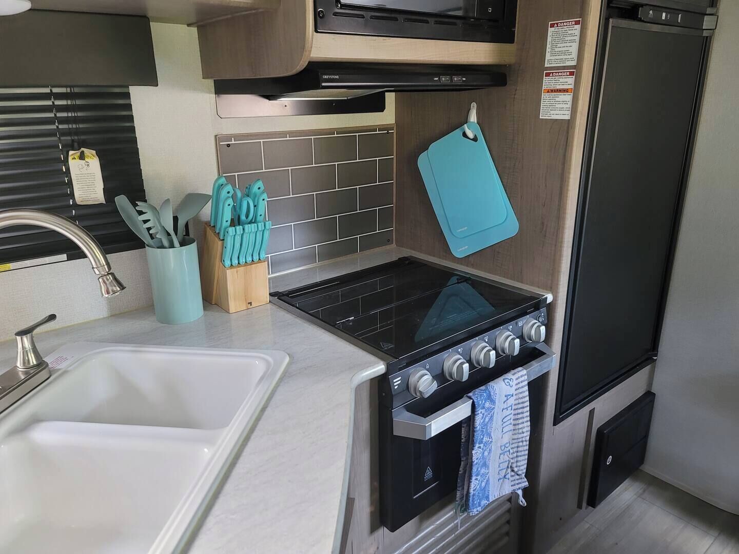 Kylskåp, mikrovågsugn, ugn och spishäll