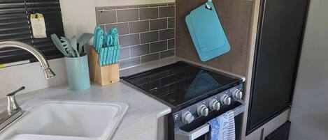 Kylskåp, mikrovågsugn, ugn och spishäll