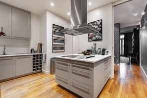 Réfrigérateur, micro-ondes, four, plaque de cuisson