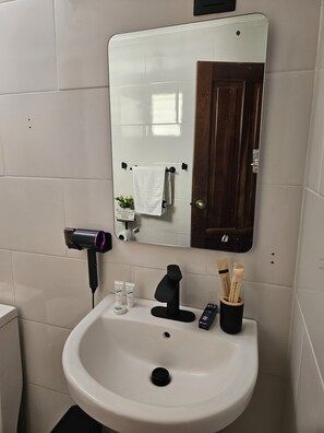 Doccia, asciugacapelli, asciugamani, sapone