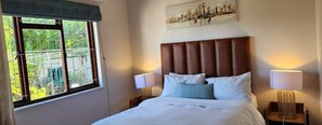 3 bedrooms, iron/ironing board, free WiFi, bed sheets - Aloma Holiday Home (Cape Town)