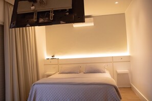 6 bedrooms, iron/ironing board, WiFi, bed sheets