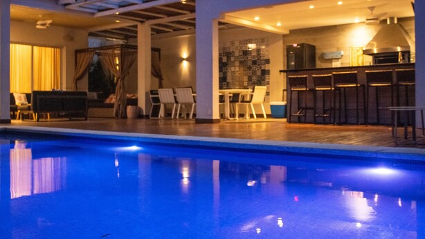 A poolside area with a bar and seating. - Casa 5 Estrelas Top!!! All Incluse com 3 Funcionários (Praia de Maresias São Sebastião)