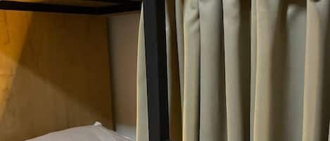 Espacio para trabajar con laptop, cortinas blackout y insonorización