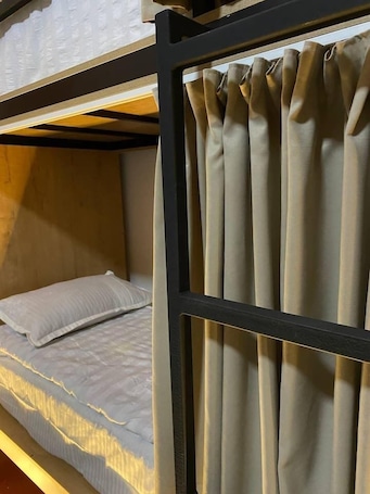 Espacio para trabajar con laptop y cortinas blackout