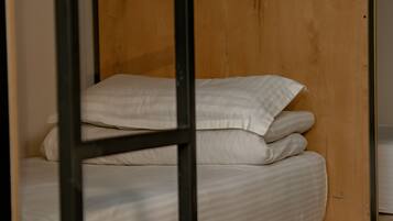 Espacio para trabajar con un portátil y cortinas opacas