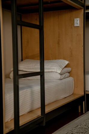 Espacio para trabajar con laptop y cortinas blackout