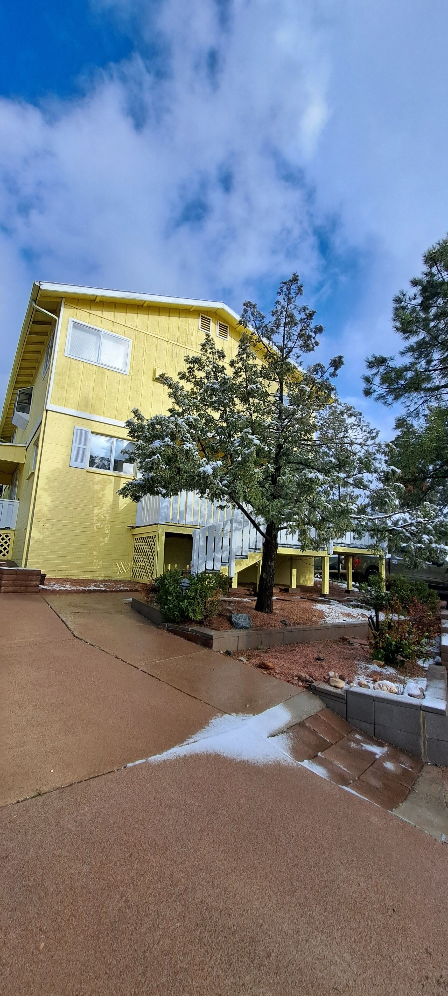 Lovely cozy vintage home. Great closeness to outdoor activities/shopping stores.