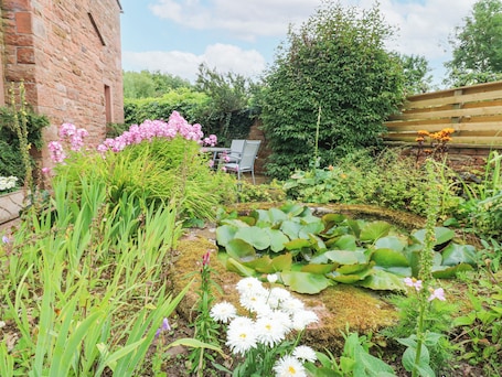 Cottage | Property grounds