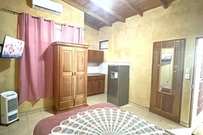 2 slaapkamers, een bureau, wifi, beddengoed