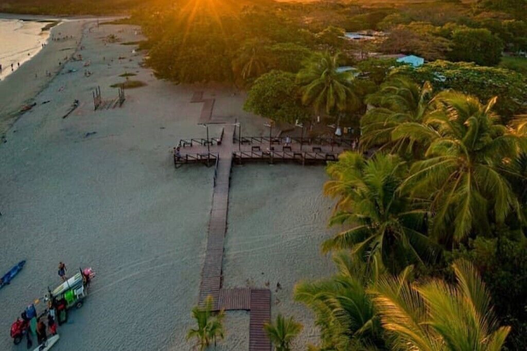 Chaises longues, serviettes de plage