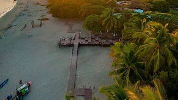 Chaises longues, serviettes de plage