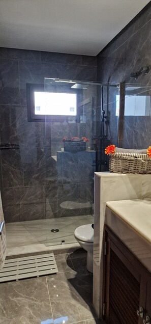 Dusche, Haartrockner, Handtücher, Seife