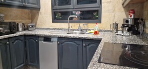 Kjøleskap, mikrobølgeovn, ovn og kokeplater