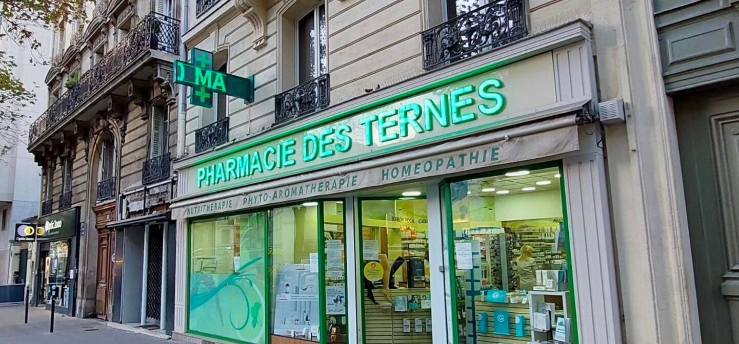 A pharmacy named 'PHARMACIE DES TERNES' with a sign indicating 'MA' and 'D' for the street.