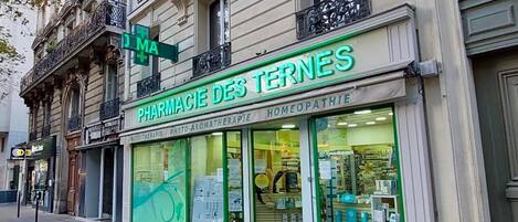 A pharmacy named 'PHARMACIE DES TERNES' with a sign indicating 'MA' and 'D' for the street.