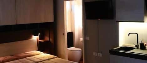 Businessstudio | Ylelliset vuodevaatteet, äänieristys, silitysrauta/-lauta