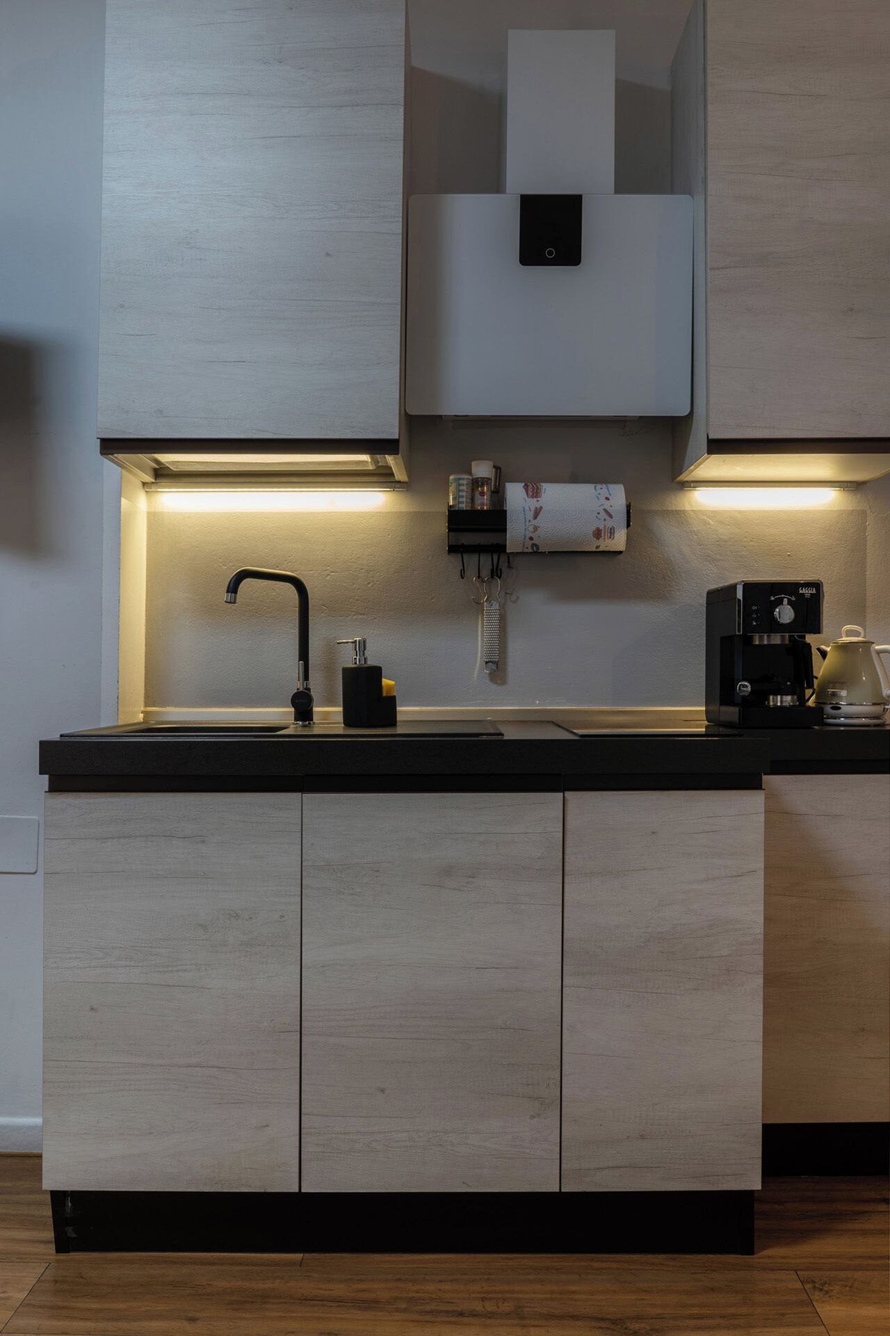 Estudio empresarial | Cocina privada | Refrigerador con congelador, microondas y lavavajillas 