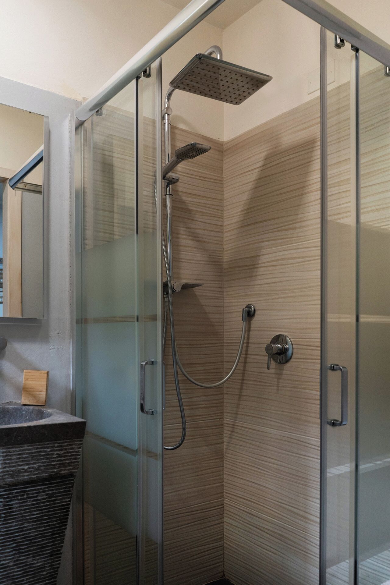 Business Studio | Bathroom | Shower, rainfall showerhead, free toiletries, hair dryer