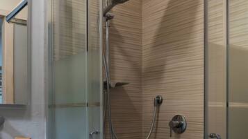 Business Studio | Bathroom | Shower, rainfall showerhead, free toiletries, hair dryer