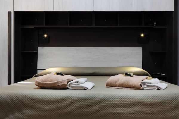 Business Studio | Premium bedding, soundproofing, iron/ironing board, free WiFi