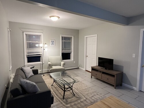 Pet-Friendly Two-Bedroom Condo just 15 minutes' Drive from Downtown