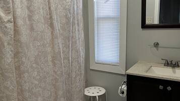 SĂšche-cheveux, serviettes fournies