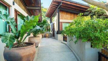 屋外プール、プール パラソル、サンラウンジャー