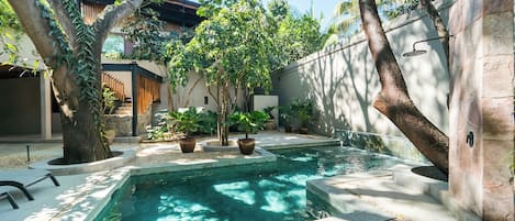 Außenpool, Sonnenschirme, Liegestühle