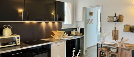 Réfrigérateur, micro-ondes, four, plaque de cuisson