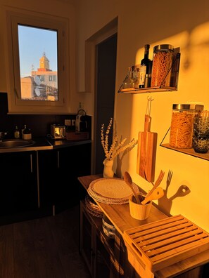 Fridge, microwave, oven, stovetop - Appartement Avec une vue sur le Port de Saint Tropez (Saint-Tropez)