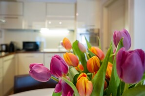 Jääkaappi, mikroaaltouuni, uuni, liesi