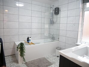 Bathroom - Stunning 5-bed House in Liverpool! Great Location! (Liverpool)