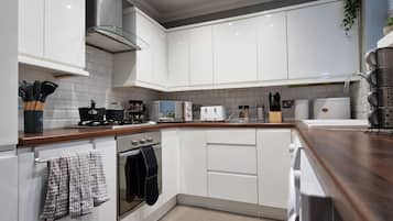 House | Private kitchen | Fridge, microwave, oven, stovetop
