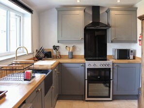 Dishwasher, high chair - 2 bedroom accommodation in Blaenau Ffestiniog (Blaenau Ffestiniog)