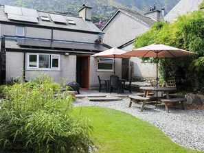 Outdoor dining - 2 bedroom accommodation in Blaenau Ffestiniog (Blaenau Ffestiniog)