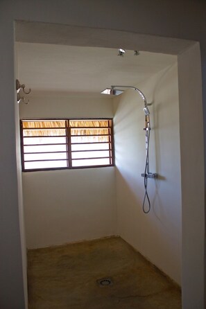 Douche, serviettes fournies, savon, shampoing