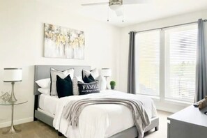 2 bedrooms, iron/ironing board, travel cot, WiFi - Home Away From Home (Jacksonville)