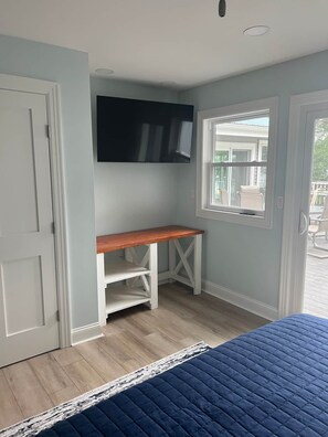 4 bedrooms, desk, WiFi, bed sheets