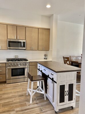 Fridge, microwave, oven, stovetop - Luxurious Home 3/3.5 - Downtown San Antonio (San Antonio)