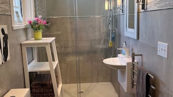 Douche, sèche-cheveux, serviettes fournies, savon