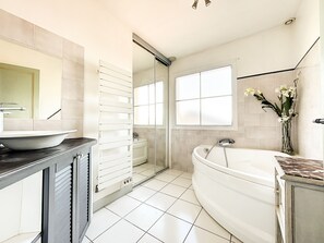 Shower, jetted tub, hair dryer, towels