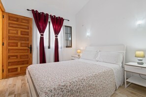 2 عدّة غرف نوم ومكتب ومكواة/لوح كي وسرير سفر