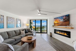 Smart TV, fireplace, DVD player, books - Best of Florida 2025 | Coastal-Chic | Views! (Marco Island)